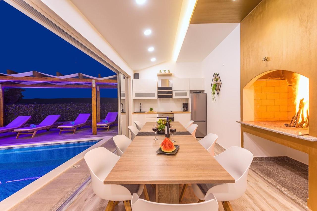 Villa Matan - Only 200M From The Sandy Beaches, Private 28M2 Pool 오미스 외부 사진