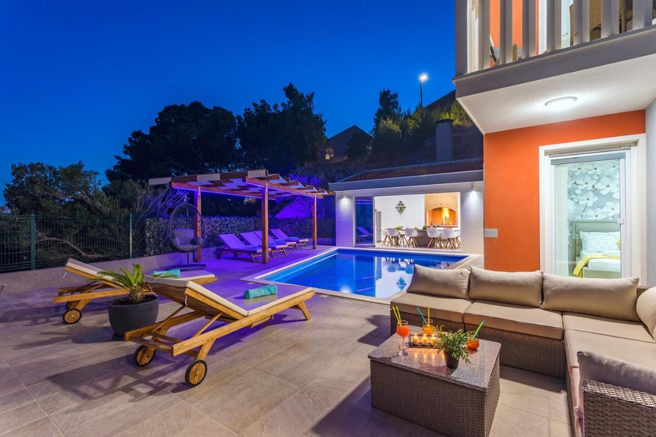 Villa Matan - Only 200M From The Sandy Beaches, Private 28M2 Pool 오미스 객실 사진